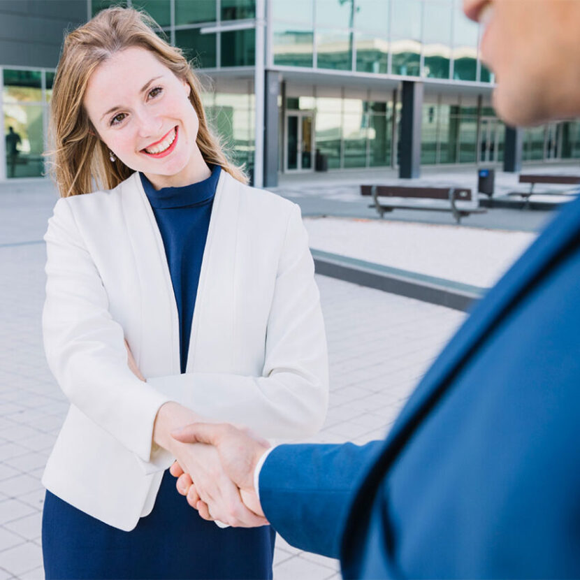 Slika rokovanja dveh poslovnih partnerjev