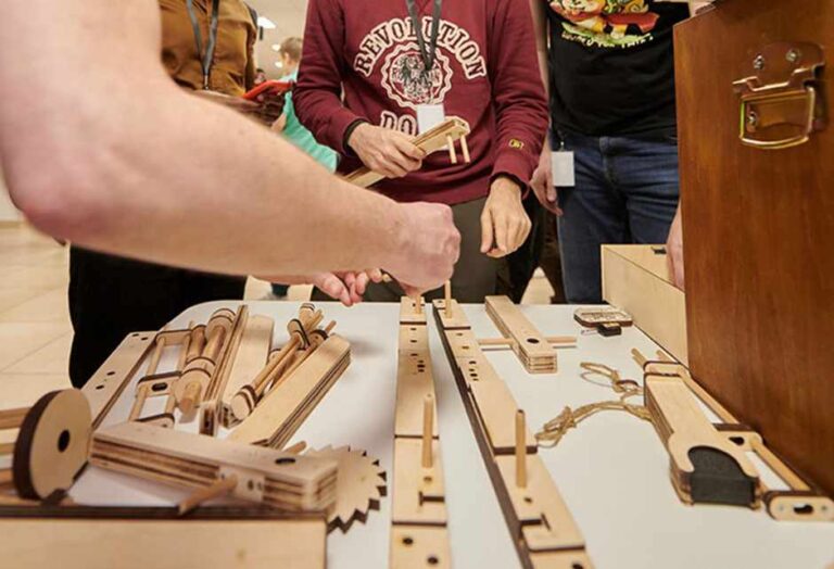 Ekipa, ki rešuje uganke pri igri Da Vinci Mystery Box