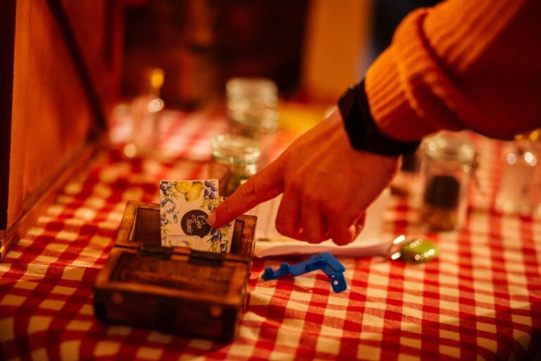 Človek, ki s prstom kaže na namig pri igri gin & tonic mystery box